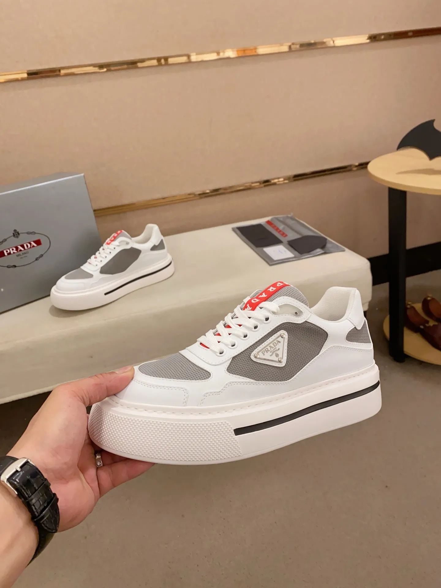 Men's shoes 💰 580💰 ✔️✔️✔️Higher version High-quality new PRADA (Prada) counters are launched simultaneously, new men's shoes, 😘fabrics are selected from breathable fly weave fabrics. Lining: Imported cowhide leather lining. 👍🏿High-end☄️Open-molded non-slip rubber outsole, exquisite lines, simple and elegant, comfortable and high-end for leisure travel. Number of yards: 38 to 44.